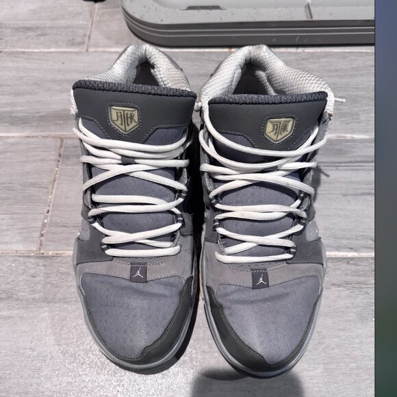 Jordan Jeter Cut – Stealth/White-Light Graphite (Size US 11.5)